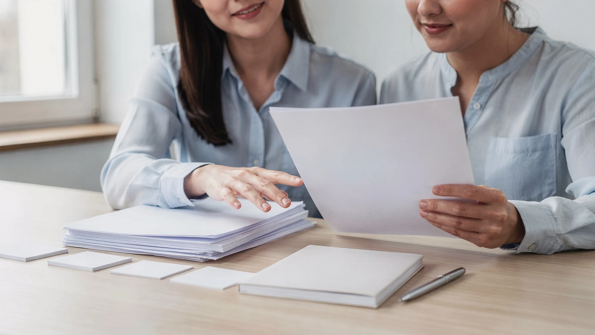 Comprador revisando un informe general de inspección del hogar con un asesor.